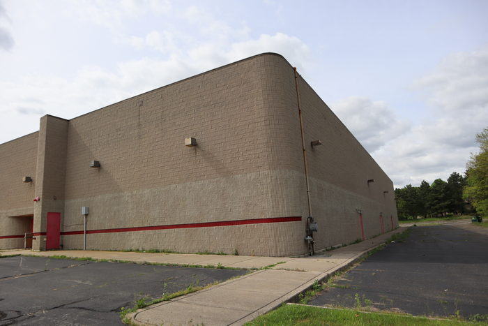 Regal Lansing Mall Stadium 12 & RPX - May 22 2022 Photo (newer photo)